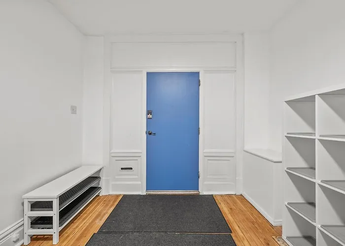 Oakland/university @c Modern & Stylish Private Bedroom With Shared Bathroom