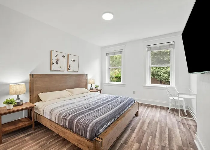 Oakland/university @c Modern & Stylish Private Bedroom With Shared Bathroom Homestay