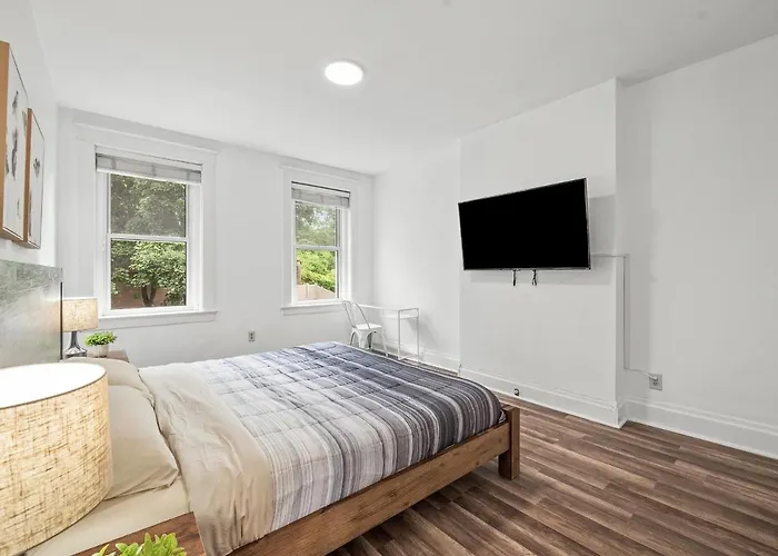 Oakland/university @c Modern & Stylish Private Bedroom With Shared Bathroom *