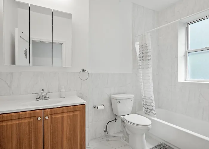 Oakland/university @c Modern & Stylish Private Bedroom With Shared Bathroom