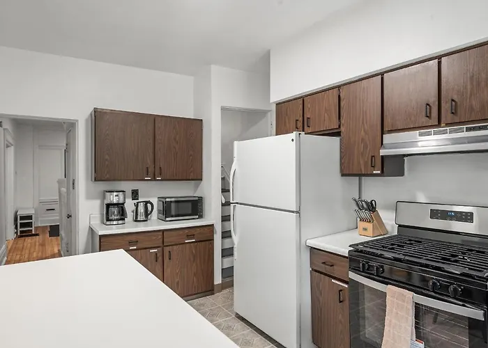 Oakland/university @c Modern & Stylish Private Bedroom With Shared Bathroom