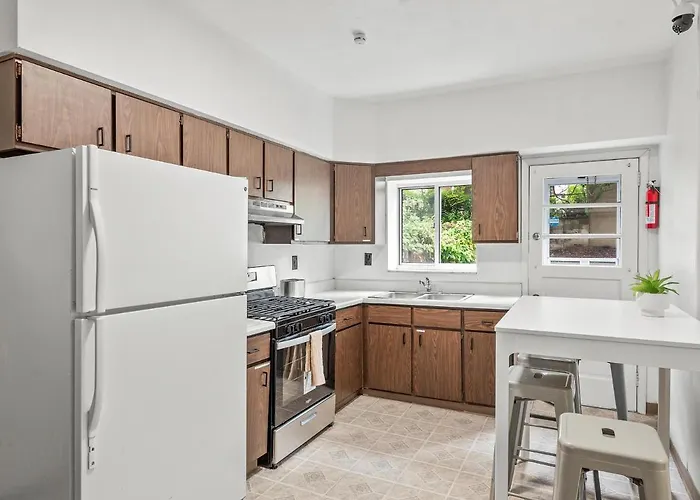 Oakland/university @c Modern & Stylish Private Bedroom With Shared Bathroom *