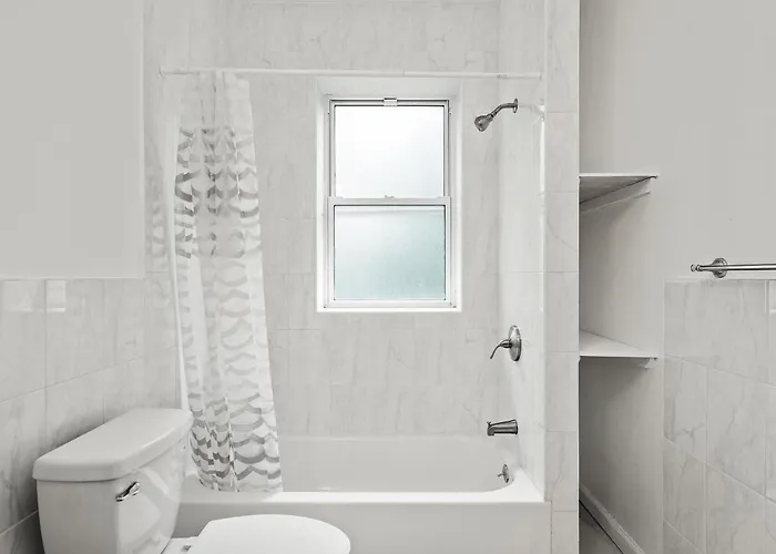 Oakland/university @c Modern & Stylish Private Bedroom With Shared Bathroom Homestay *